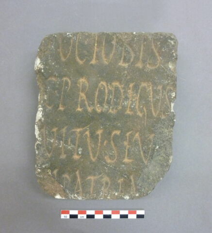 plaque  ; bloc ; stèle ; document écrit