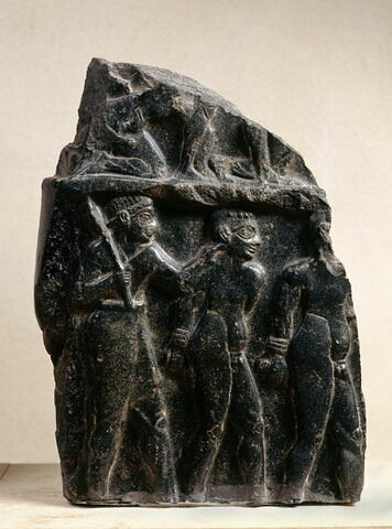 Fragment d'une stèle de victoire d'un roi d'Akkad, image 2/2