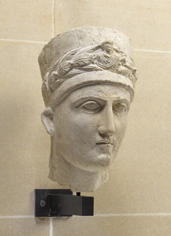 statue