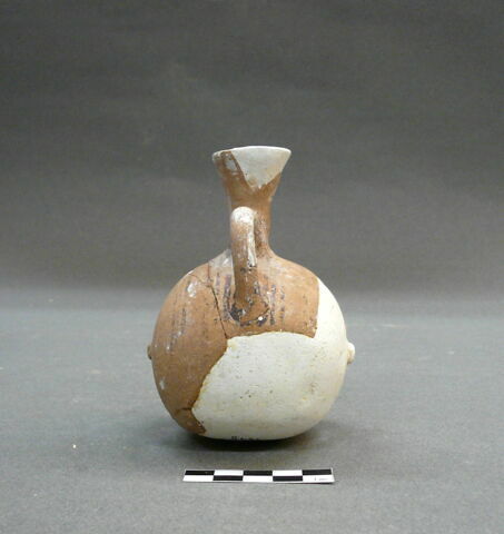 vase, image 3/3