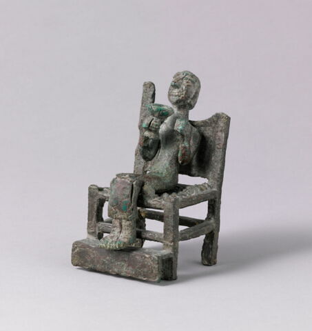 Personnage assis tenant une coupe