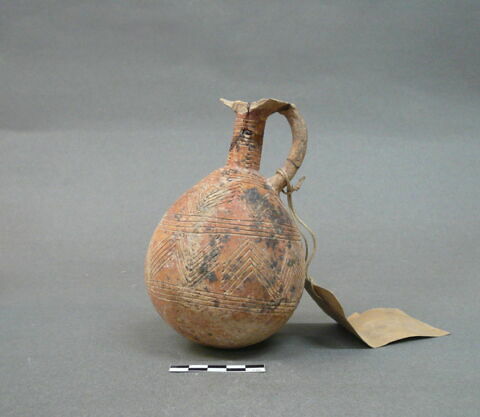 vase, image 2/2