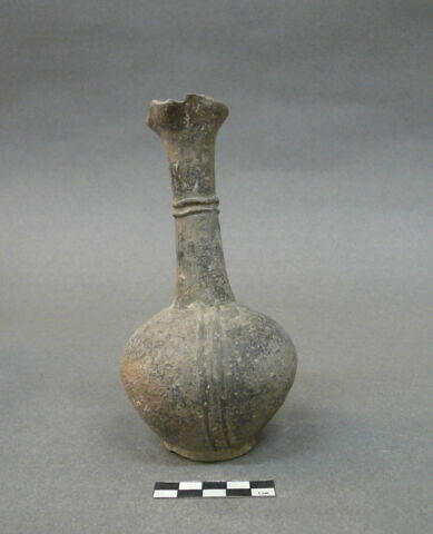 vase, image 3/3