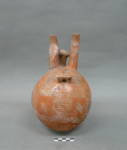vase, image 3/3