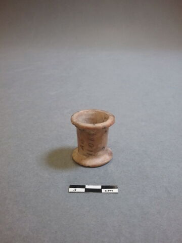 vase ; pot à fard