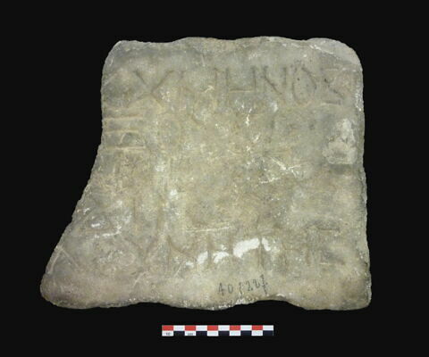stèle  ; dalle, image 2/2
