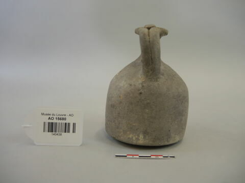 vase, image 2/2