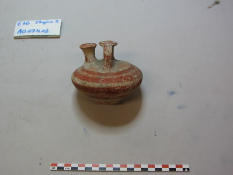 vase, image 2/2