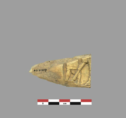 plaquette  ; incrustation de meuble