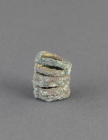 parure ; bague  ; ornement de cheveux