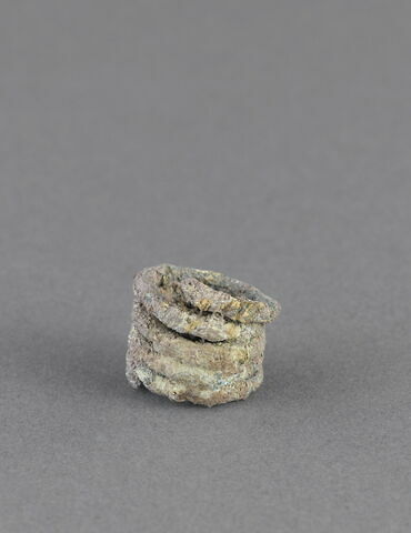 parure ; bague  ; ornement de cheveux, image 2/2