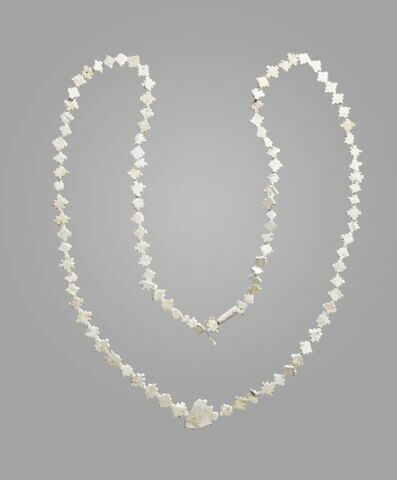 collier ; pendentif ; perle