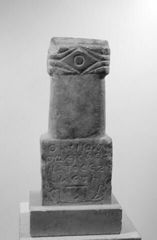 stèle, image 2/2