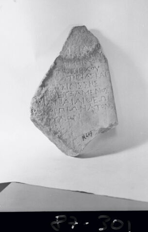 stèle  ; plaque  ; document écrit, image 2/2