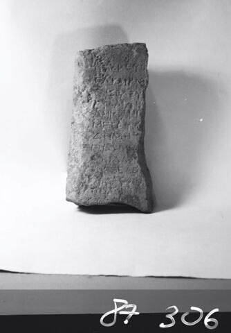 stèle  ; plaque, image 2/2