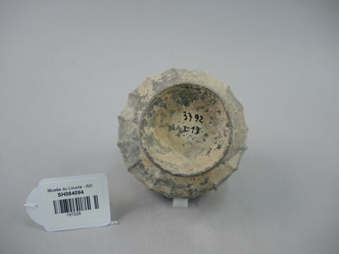 vase, image 3/3