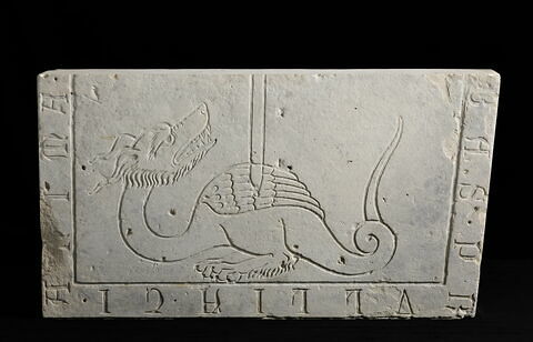 Fragment de dalle funéraire gravée d'une figure de dragon, image 2/4