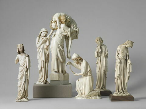 Statuette du groupe de la Descente de croix : la Vierge, image 16/16