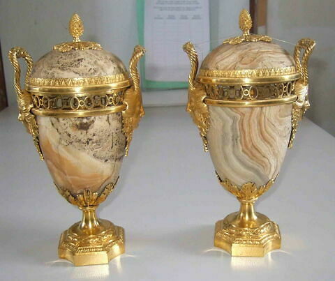 Paire d'urnes ou brûle-parfum (?), avec SN 913 1, image 5/5