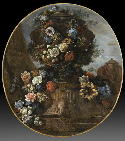 Vase de porphyre entouré de guirlandes de fleurs printanières, image 1/1