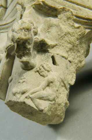 Fragment de pilastre décoré d'un putto et d'un écu, image 6/7