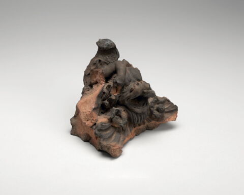 Coquille surmonté d'une tête de dauphin