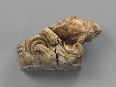 Relief représentant un fleuve couché, main retenant une draperie sur un torse masculin nu