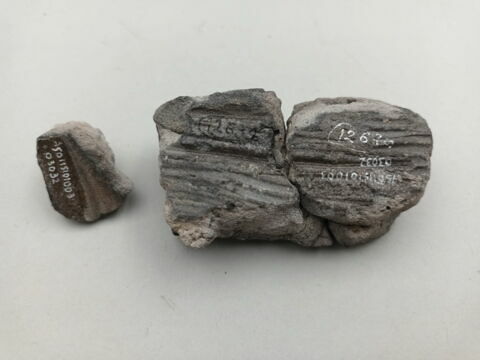 sculpture, fragment, image 2/5