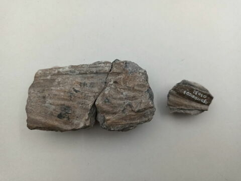 sculpture, fragment, image 3/5