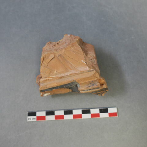 Fragment d'architecture avec traces de trophée d'armes