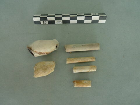 pipe, fourneau ; pipe, tuyau