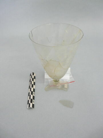 verre à jambe à bouton