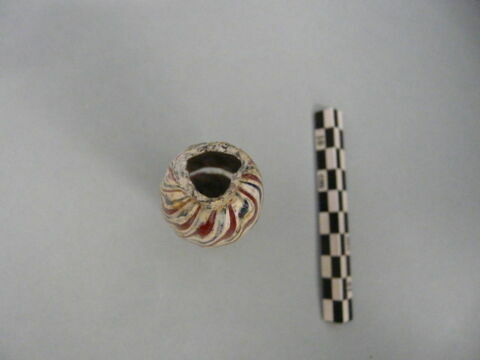 flacon cylindrique, fragment, image 2/3