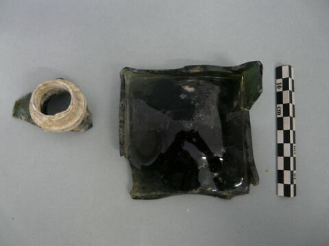 flacon carré, fragment, image 2/3