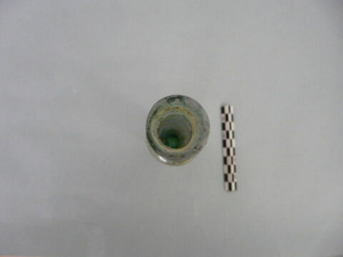 flacon cylindrique, fragment, image 2/3
