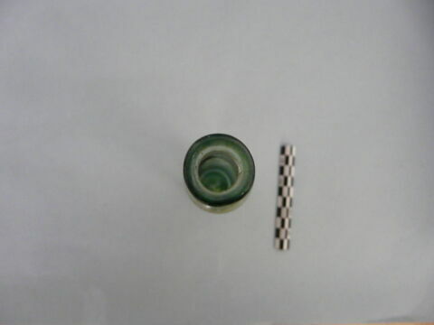 flacon cylindrique, fragment, image 2/3