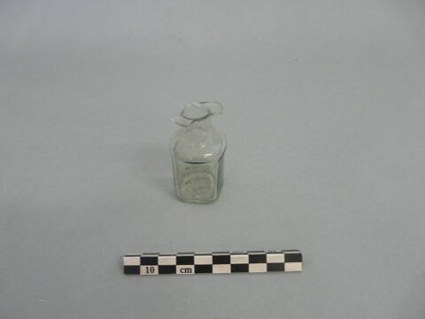 flacon carré, fragment, image 3/3