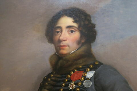 Louis, comte de Frotté, général vendéen;
Salon de 1822. Acquis le 11 avril 1821 pour 4000 francs. Localisé à Saint-Cloud dans l'inventaire L., image 3/4