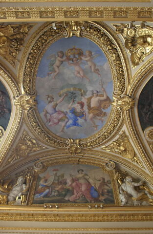 Plafond : Salon de la paix : La Paix mettant le feu à un monceau d'armes (ou la Paix), au dessus de la corniche, côté sud., image 5/5