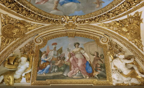 Plafond : Salon de la paix : La Paix mettant le feu à un monceau d'armes (ou la Paix), au dessus de la corniche, côté sud., image 2/5