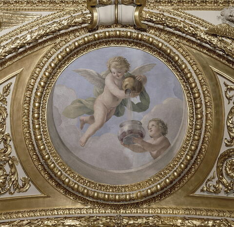 Plafond : Salle des Antonins - Les Génies des Eaux (deux Amours dont l'un verse de l'eau dans un récipient), sur la voûte côté ouest, au nord., image 3/4