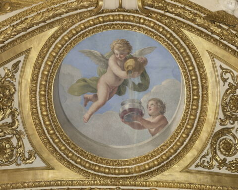 Plafond : Salle des Antonins - Les Génies des Eaux (deux Amours dont l'un verse de l'eau dans un récipient), sur la voûte côté ouest, au nord., image 2/6