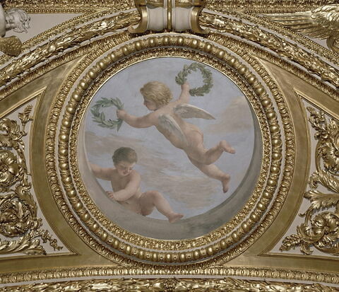 Plafond : Salle des Antonins - Les Génies de la Gloire (deux Amours dont l'un tient deux couronnes de lauriers), sur la voûte, côté est, au nord., image 1/2