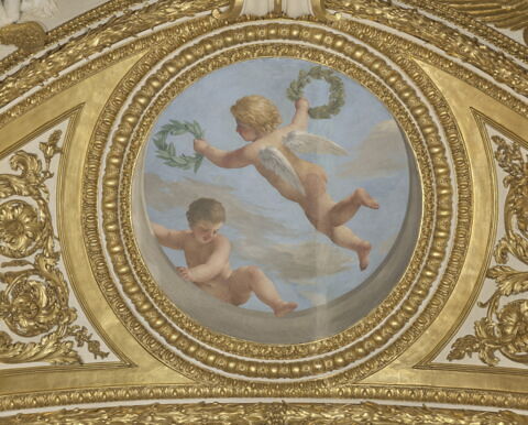 Plafond : Salle des Antonins - Les Génies de la Gloire (deux Amours dont l'un tient deux couronnes de lauriers), sur la voûte, côté est, au nord., image 2/4