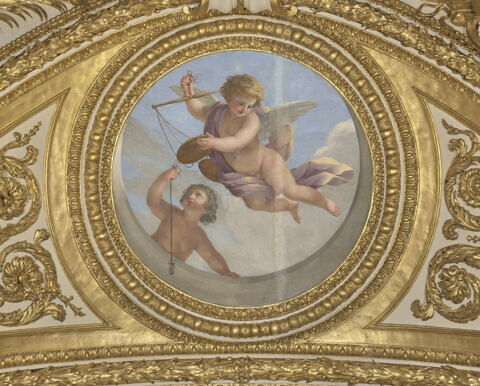 Plafond : Salle des Antonins - Les Génies de la Justice (deux Amours dont l'un tient un fil à plomb et l'autre une balance), sur la voûte, côté est au centre., image 2/6