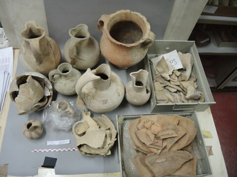 vase, image 3/3