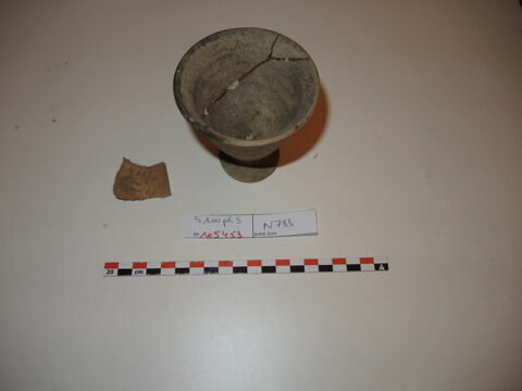 vase, image 2/3