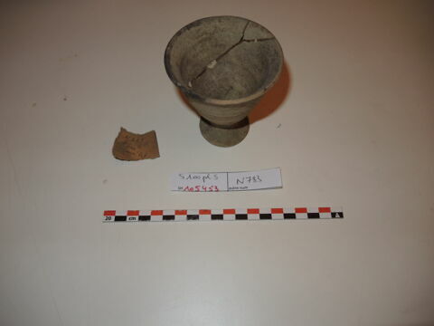 vase, image 3/3