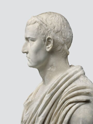 statue, image 7/8