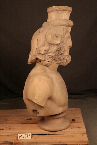 statue, image 2/4